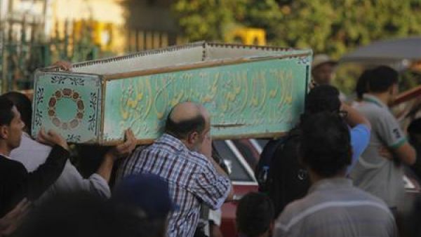 مصريون يحملون جثمان احد القتلى الشيعة خلال جنازته في القاهرة يوم الاثنين
