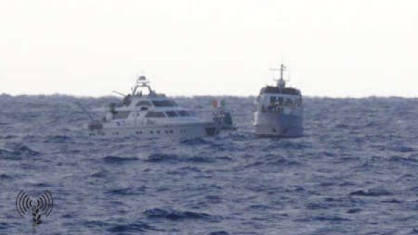 
السفينتان التحرير وساويرز قبيل صعود الجنود اليهما