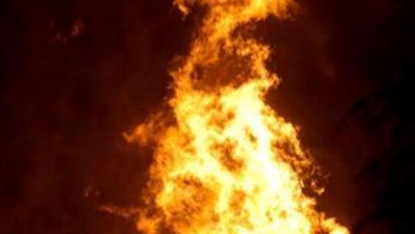 ألسنة اللهب تعلو من موقع تفجير في خط الغاز المصري في سيناء يوم 12 يوليو تموز
