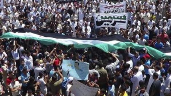 محتجون يتظاهرون ضد الاسد في سرمين قرب ادلب 
