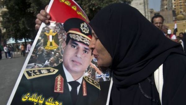 مصريةتقبل صورة الفريق اول عبد الفتاح السيسي