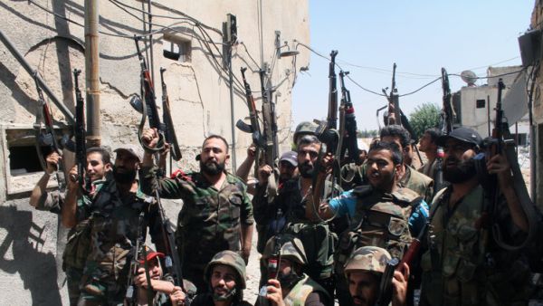 جنود من الجيش النظامي في حي جوبر في دمشق