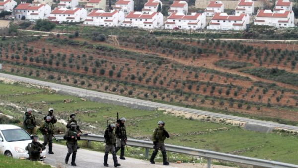 جنود اسرائيليون يمرون امام مستوطنة في الضفة الغربية 