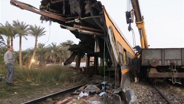بقايا عربة القطار المنكوب في البدرشين غربي القاهرة يوم الثلاثاء