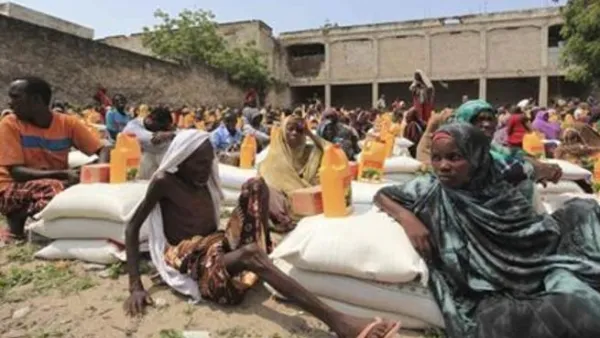 نازحون صوماليون ينتظرون جمع مساعدات غذائية في نركز لتوزيع المواد الغذائية بمقديشو
