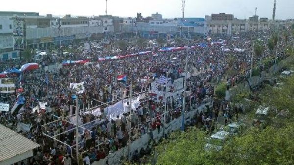 يمنيون يتظاهرون في عدن للمطالبة باستعادة الاستقلال عن الشمال في 21 ايار/مايو 2013
