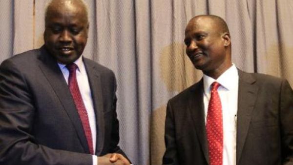 رئيس وفد المتمردين في جنوب السودان تابان دنغ (يمين) مصافحا رئيس وفد الحكومة نيال نيال في اديس ابابا
