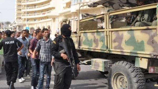 تونس تعلن الحداد بعد مقتل أربعة من رجال الشرطة في هجوم على منزل وزير الداخلية