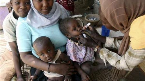 عاملة تضع طعما ضد شلل الاطفال بمخيم في الخرطوم
