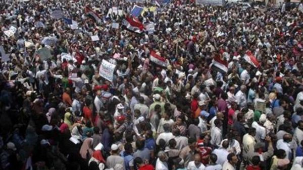 ارشيف/ متظاهرون في السويس