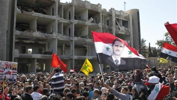 متظاهرون مؤيدون للأسد في موقع انفجار بدمشق 
