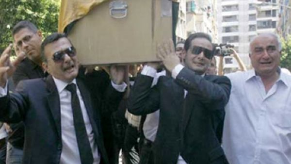 والد الفنانة الراحلة يبكيها اثناء تشييعها