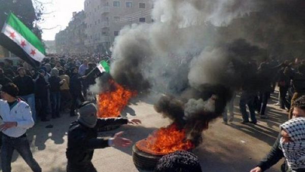 صورة نشرتها لجان التنسيق المحلية في سوريا لانصار المعارضة السورية يتظاهرون في داريا 