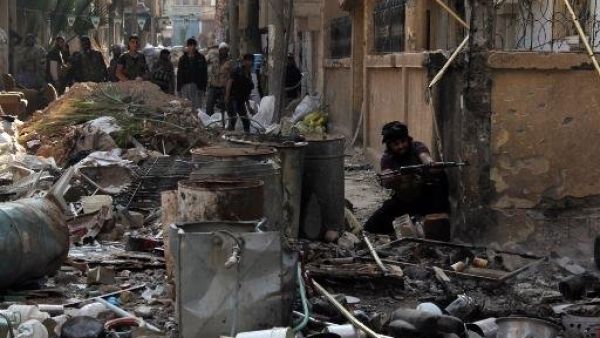 مقاتل في صفوف المعارضة السورية يطلق النار في دير الزور 
