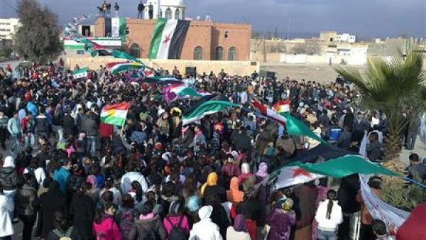 محتجون ضد حكم الأسد في عامودا شمال شرق سوريا
