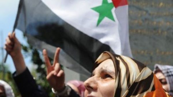 نسوة يشاركن في تظاهرة ضد النظام السوري امام القنصلية السورية في اسطنبول 
