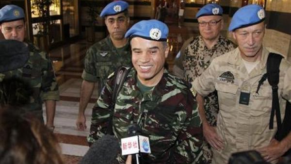 العقيد المغربي احمد حميش (في الوسط) يتحدث لوسائل الاعلام في دمشق  العقيد المغربي احمد حميش (في الوسط) يتحدث لوسائل الاعلام في دمشق
