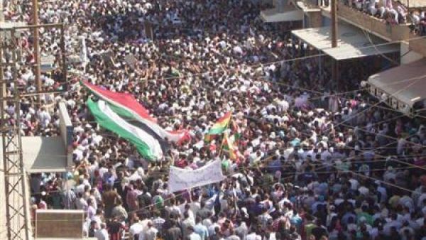 أكراد يشيعون جنازة نشط قتل في احتجاجات مناهضة للرئيس السوري بشار الاسد