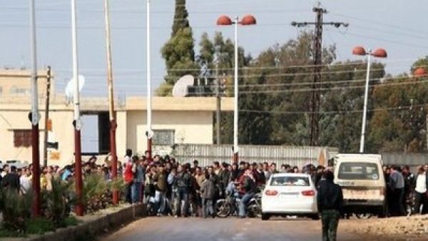 جماعات حقوقية سورية تقول ان 1300 سوري على الاقل قتلوا كما اعتقل عشرة الاف منذ مارس اذار