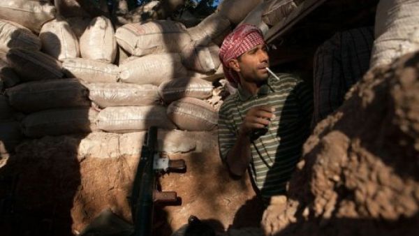 مقاتل معارض في موقعه في قرية كفرروما في ادلب
