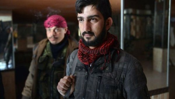 جندي في فرقة موسيقى الجيش السوري يحمل البندقية ضد النظام