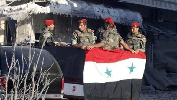جنود تابعون لجيش النظام السوري في بلدة القصير
