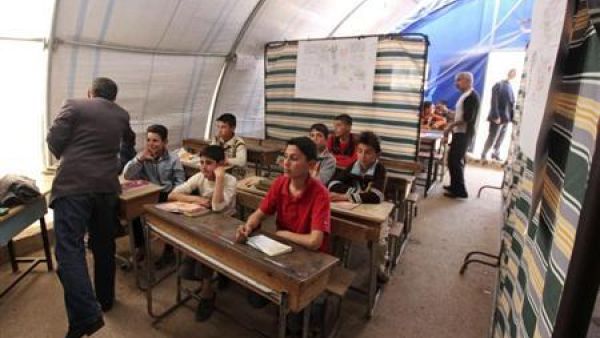 اطفال يحضرون درسا في مخيم للنازحين السوريين في اعزاز
