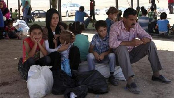 سوريون فارين من العنف في بلادهم ينتظرون العبور إلى اقليم كردستان العراق
