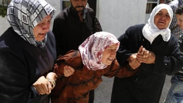 والدة مقاتل في الجيش الحر تبكيه بعد مصرعه خلال الاشتباكات مع القوات النظامية في اعزاز بحلب
