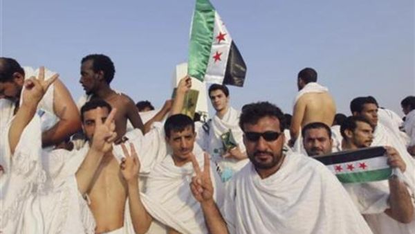 حجاج سوريون يرفعون علم المعارضة ومفتي السعودية يدعو للوحدة
