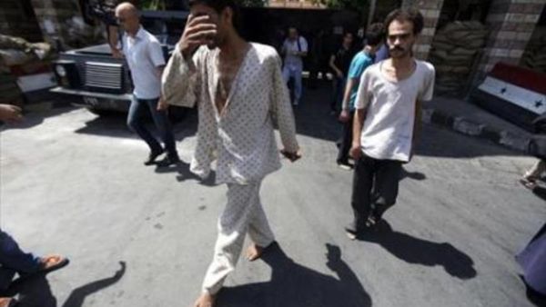 مساجين سوريون يستعيدون حريتهم حفاة 