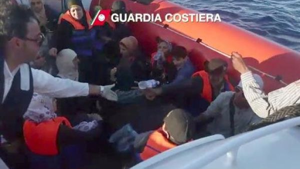 صورة نشرها خفر السواحل الايطالي لعملية انقاذ لاجئين سوريين قبالة صقلية
