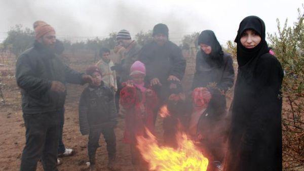 لاجئون سوريون ينتظرون الدخول الى تركيا فرارا من الحرب في بلادهم
