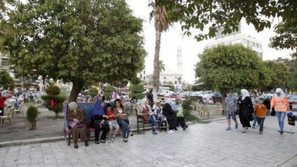 سوريون يتنزهون في حديقة عامة في دمشق في 21 ايلول/سبتمبر 2013
