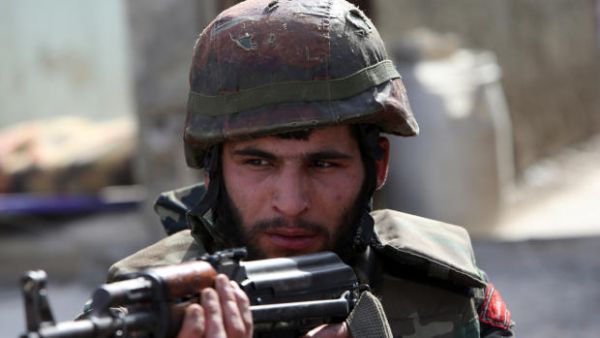 جندي من القوات السورية النظامية خلال المواجهات التي دارت في القصير