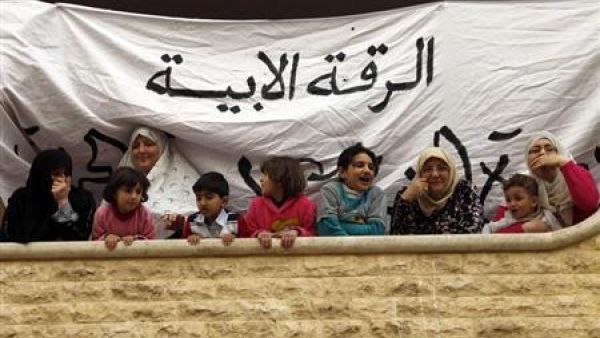 سيدات واطفال في الرقة شرقي سوريا 
