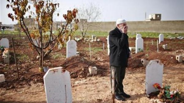 السوريون يحفرون قبورا جديدة