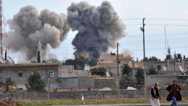 سوريون يفرون من القصف