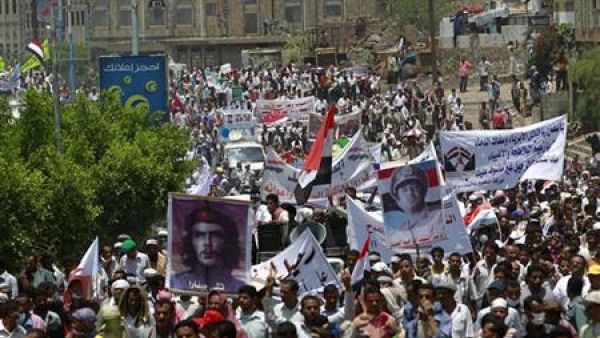 متظاهرون في تعز