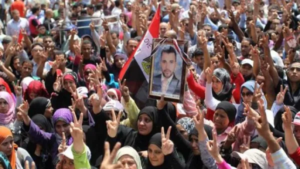 مصريون يتظاهرون في ميدان التحرير للضغط على الجيش لاجراء الاصلاحات الموعودة 
