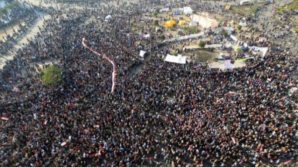 متظاهرون في ميدان التحرير في القاهرة
