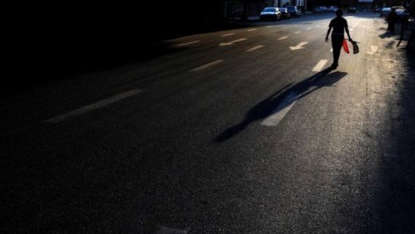 متظاهر مصري في ميدان التحرير في القاهرة حيث يتواصل الاعتصام منذ 8 تموز/يوليو 
