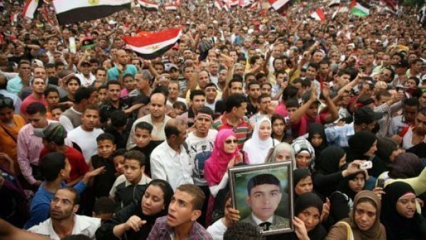 مصريون يتظاهرون في ميدان التحرير
