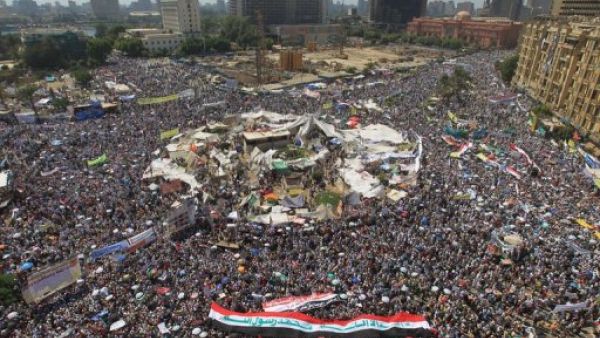 متظاهرون في ميدان التحرير وسط القاهرة 
