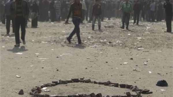 بين قوات الامن ومحتجين في ميدان التحرير بالقاهرة
