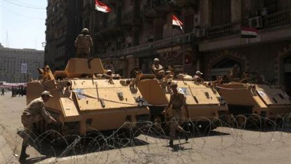 جنود مصريون يحرسون عربات مدرعة امام مدخل ميدان التحرير بالقاهرة
