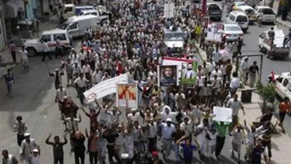 متظاهرون مناهضون للحكومة اليمنية أثناء مسيرة في مدينة تعز
