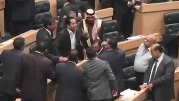 النائب طلال الشريف (وسط الصورة) خلال مشاجرة سابقة في مجلس النواب
