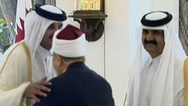الامير تميم بن حمد يقبل الشيخ يوسف القرضاوي
