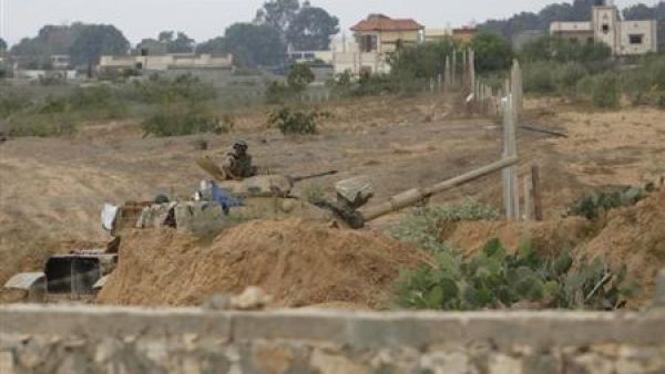 دبابة على الحدود بين مصر وقطاع غزة 
